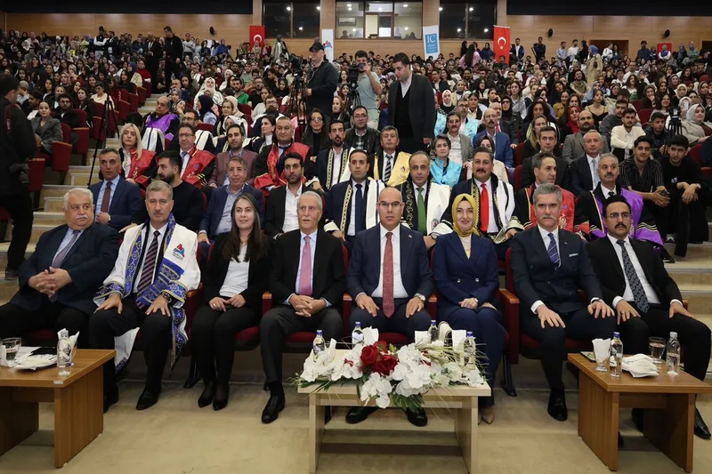 Ağrı İbrahim Çeçen Üniversitesinin akademik yılı açılışı, gerçekleştirilen programla yapıldı