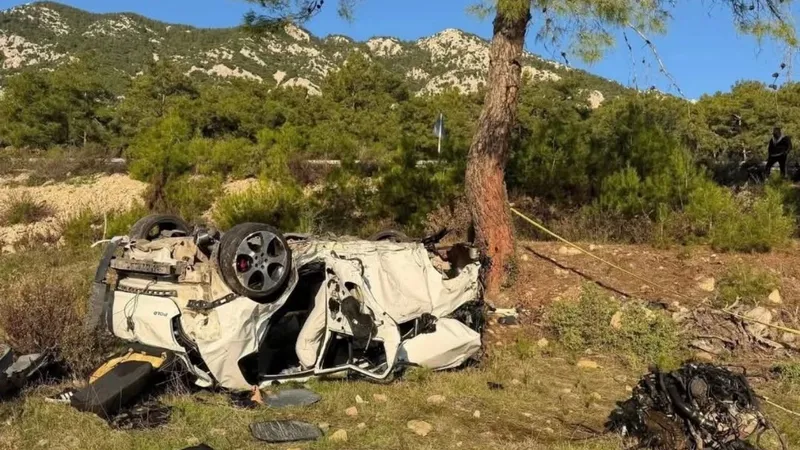 Kemer yolunda feci kaza: İki genç hayatını kaybetti