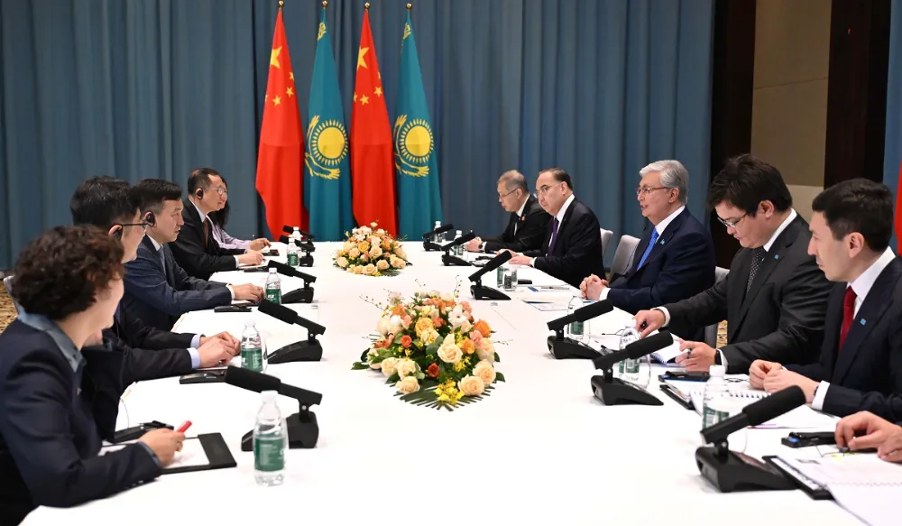 Çinli bir şirketin başkanı Kazakistan Cumhuriyeti Cumhurbaşkanı