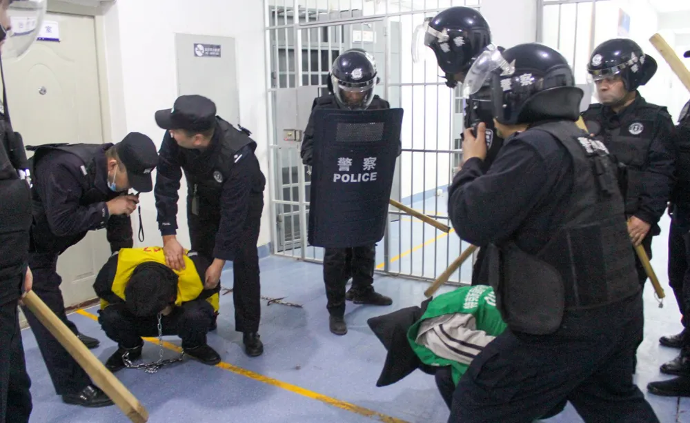 Sigara ve alkolü bırakan Uygur hapse atıldı!