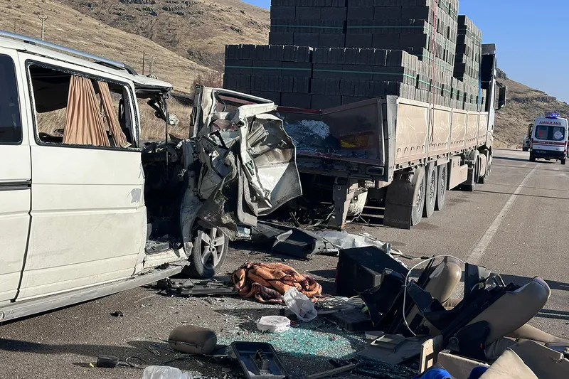 Minibüs tıra çarptı: 3 ölü