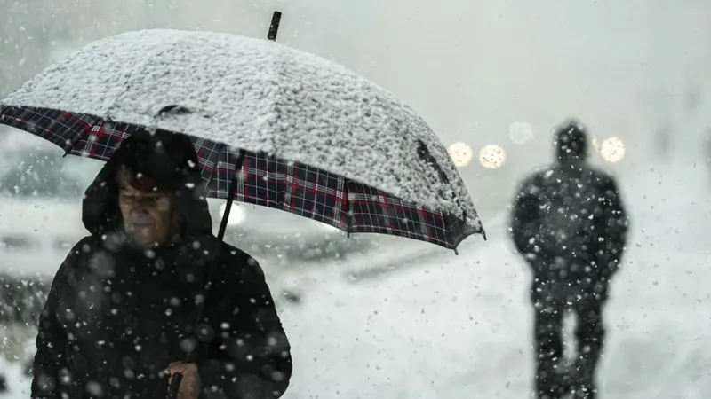 Yoğun kar yağışı ulaşımı aksatıyor: 22 yol trafiğe kapandı