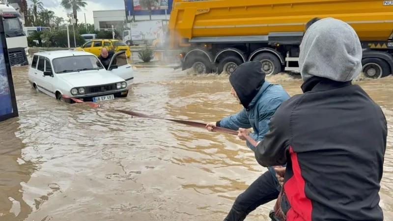 Bodrum’da sağanak: Rögarlar taştı, caddeler göle döndü