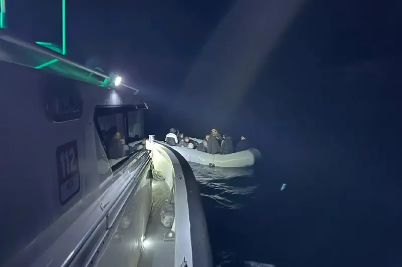 İzmir açıklarında 58 düzensiz göçmen kurtarıldı, 62 kişi ise yakalandı