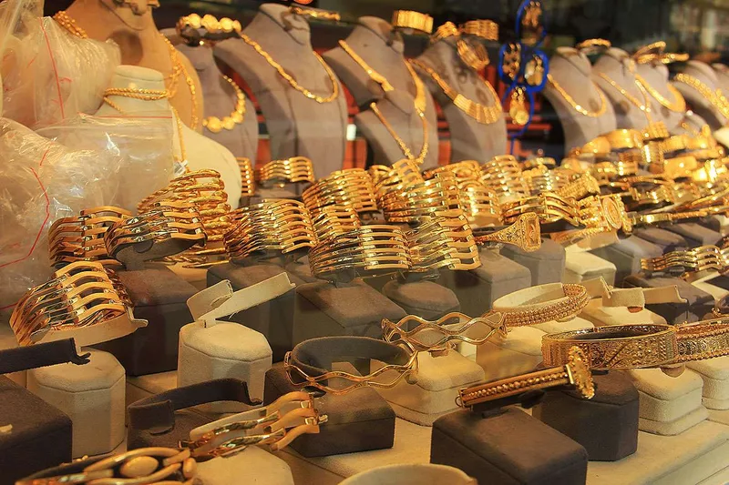 Altın güne hafif satıcılı başladı