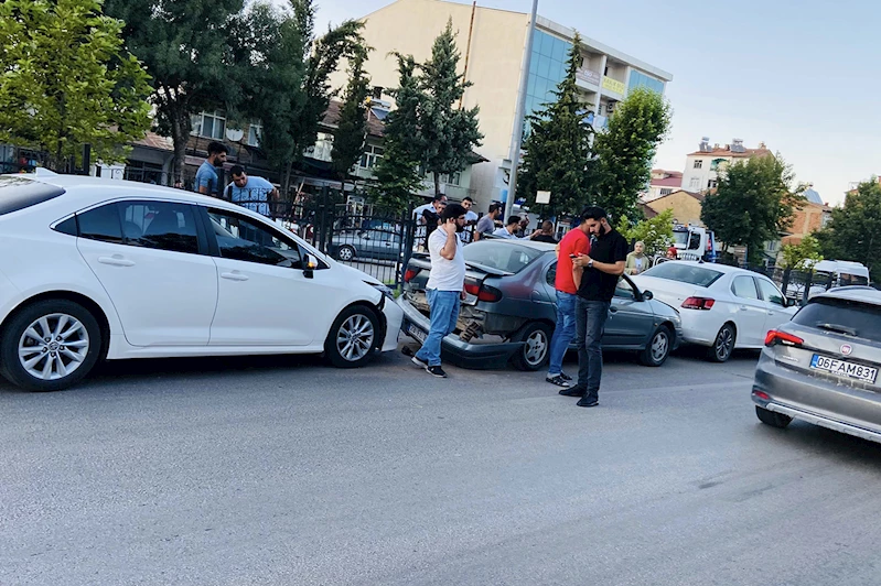 Traktör römorkundan düşen lastik trafiği birbirine kattı