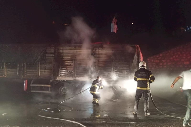 Siirt’te buğday yüklü tır alev alev yandı