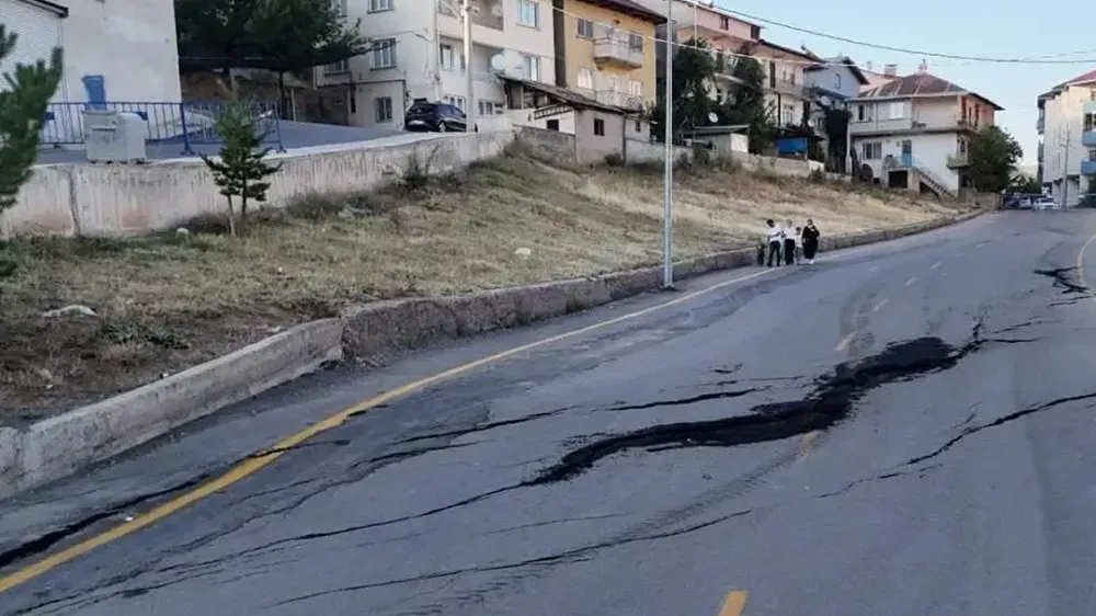 İspir’de heyelan sonrası 70 ev tahliye edildi: Risk izleme sürüyor