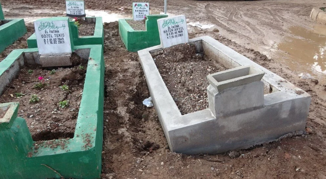 SONDAKIKA:       Diyarbakır’da yağmur sonrası depremzedelerin mezarları çöktü